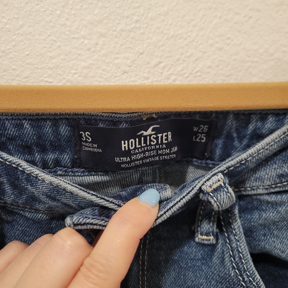 Hollister Ultra High Rise Mom Jeans Distressed Raw Hem Size 3S W26 L25 - Picture 3 of 4